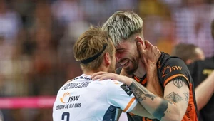 Jakub Popiwczak w uścisku z Tomaszem Fornalem. Dla obu to "last dance" w JSW Jastrzębskim Węglu