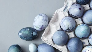 Nie tylko łupki z cebuli. Zanurz jajka w tym naparze, a zyskasz najpiękniejsze pisanki 