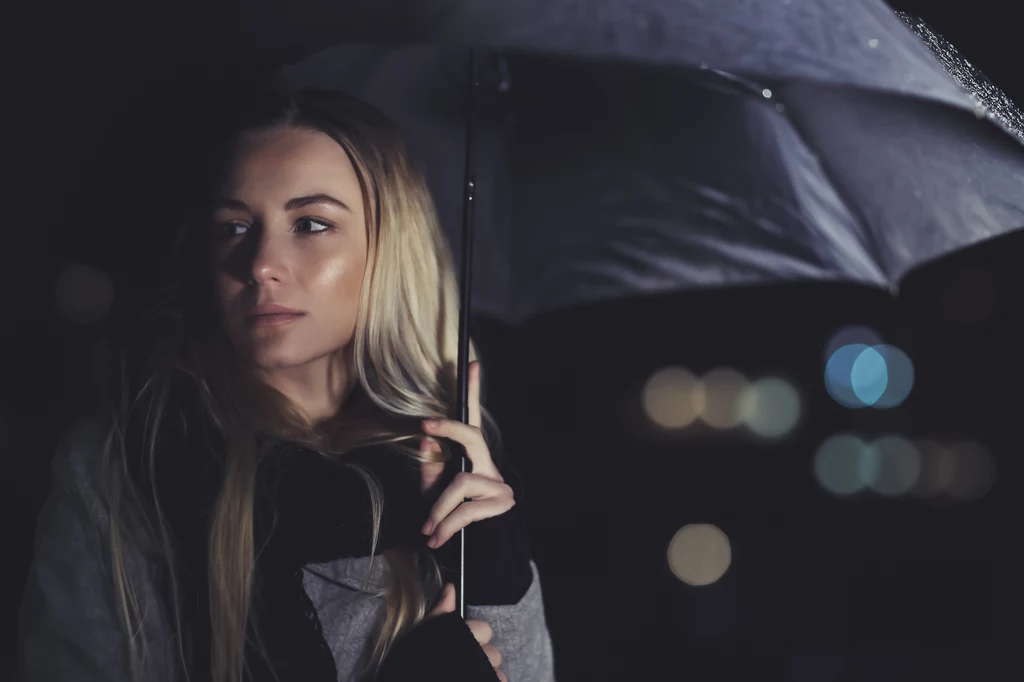 Kobiety boją się same wracać do domu po imprezach, ponieważ nie czują się wtedy bezpiecznie Kobieta z parasolem