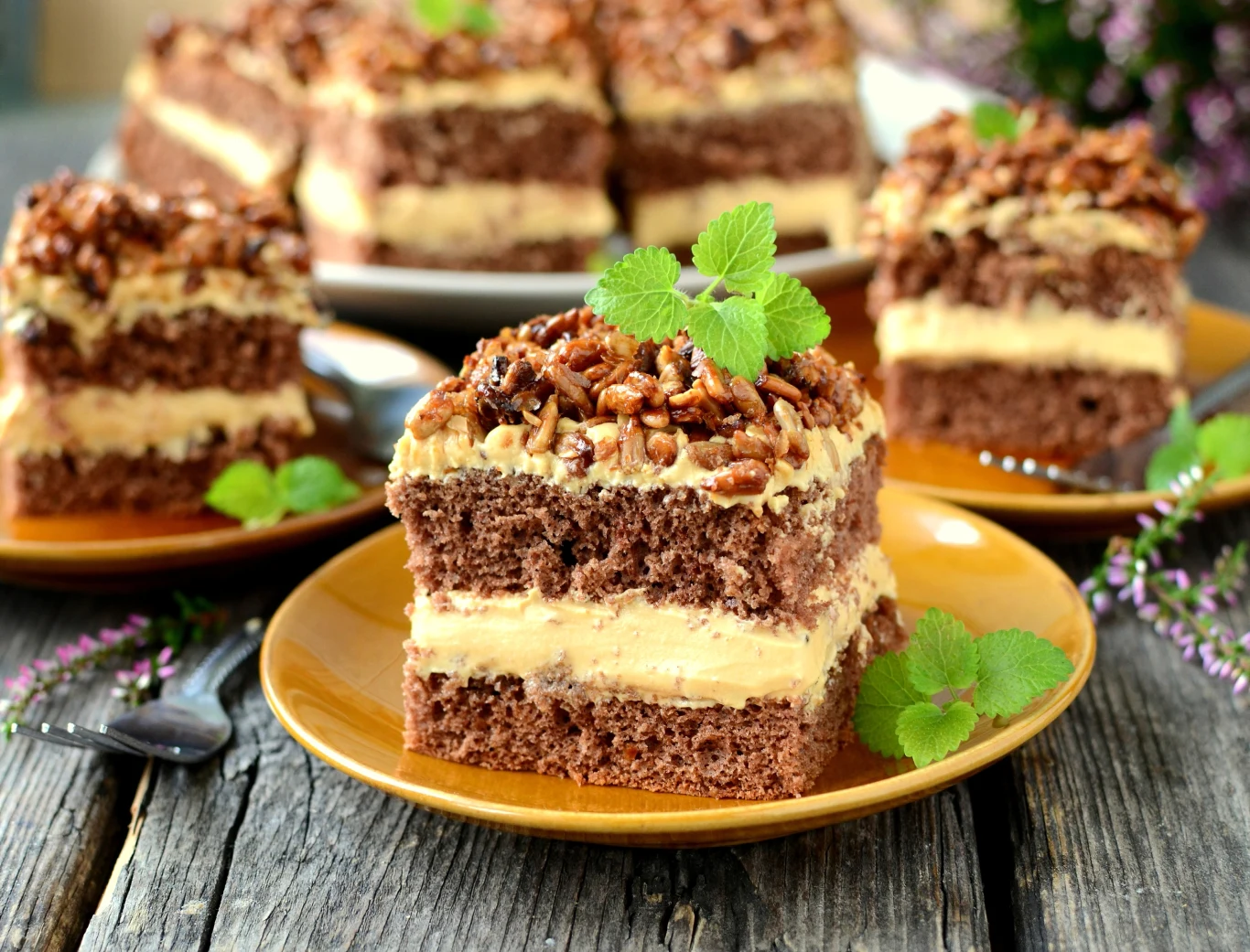 Słonecznikowiec to ciasto, które zrobi furorę na świątecznym stole. Jak je przygotować?