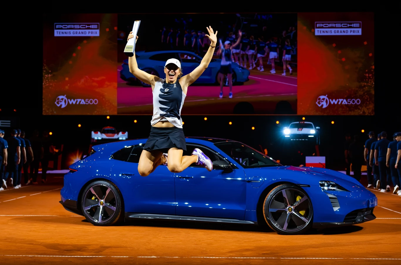 Iga Świątek i Porsche w tle Iga Świątek i Porsche w tle