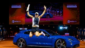 Iga Świątek i Porsche w tle