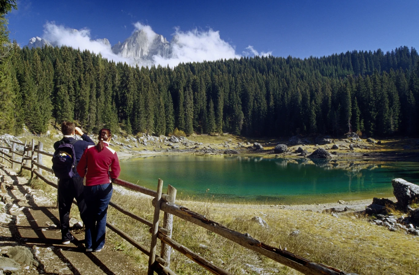 Lago di Carezza w Dolomitach to dobry pomysł na aktywną majówkę z pięknymi widokami. Co oferuje to miejsce?