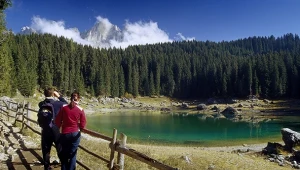 Tęczowe jezioro wiosną wygląda najpiękniej. To świetny kierunek na majówkę dla aktywnych 