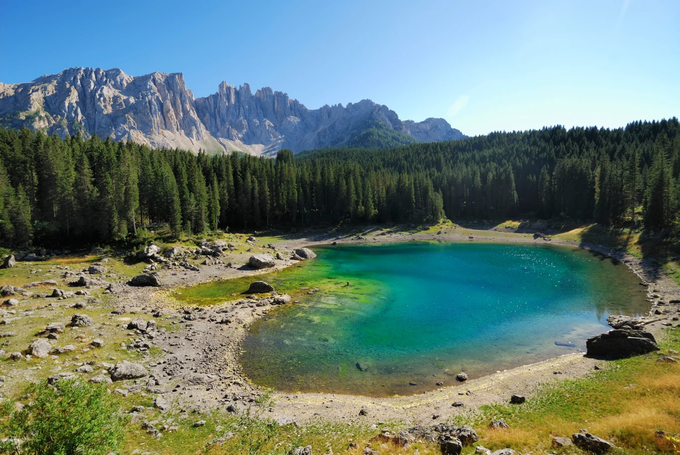 Lago di Carezza przyciąga turystów z całego świata. Zachwyca barwą tafli wody oraz widokami na szczyty Dolomitów. 