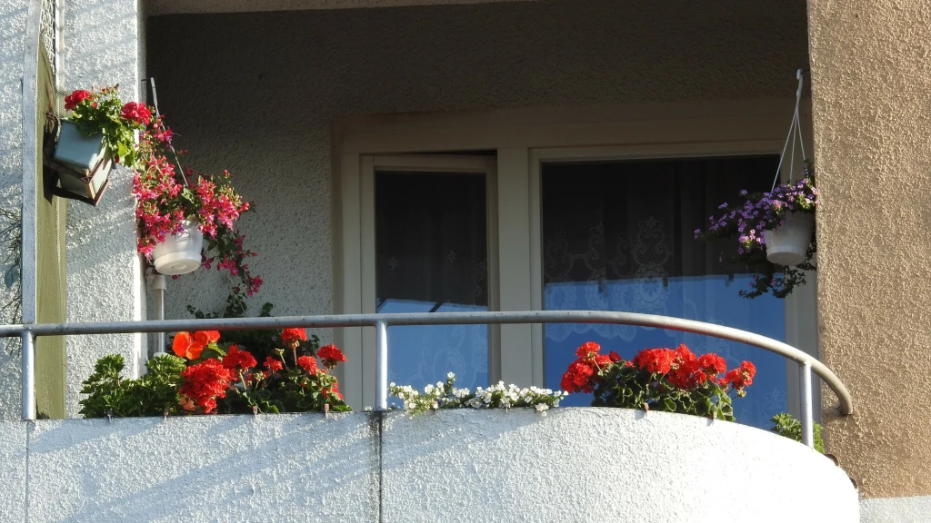 Kiedy balkon staje się problemem? Odpowiadamy, kto odpowiada za szkody