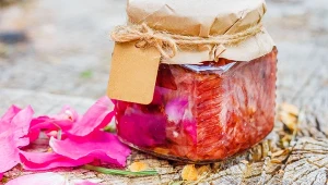 Zerwij te kwiaty w ogrodzie i zrób dżem. Będzie idealny do mazurka