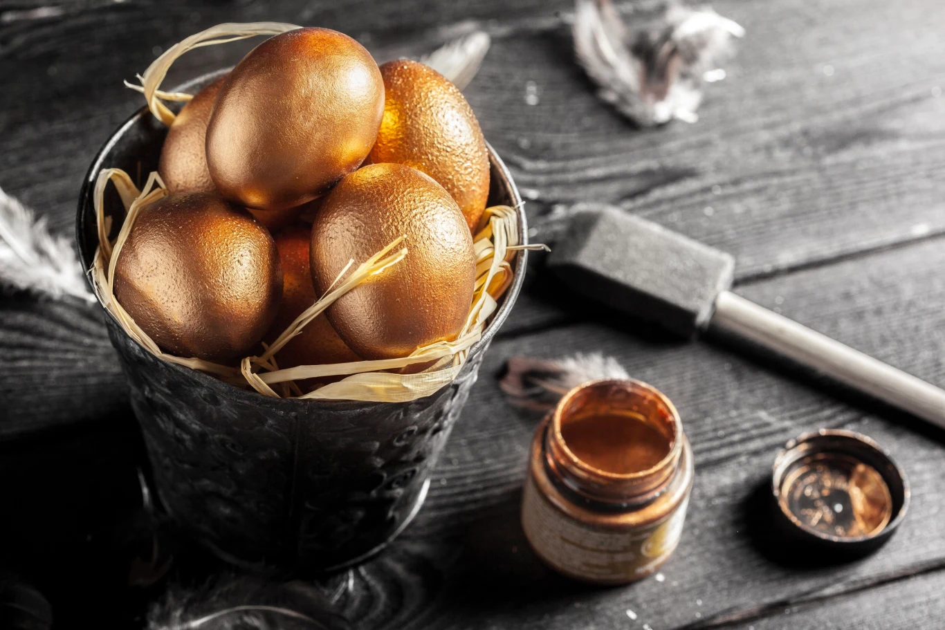 ​Tak zrobisz pisanki w stylu glamour. Elegancki dodatek do święconki przyciągnie spojrzenia