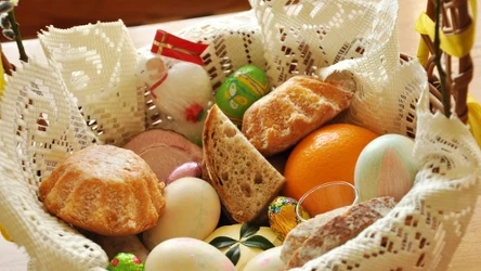 Czego nie wkładać do koszyczka wielkanocnego?