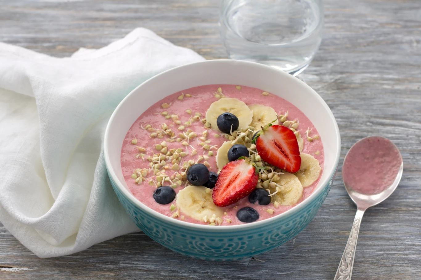 Orkiszowa kasza manna przewyższa owsiankę pod względem zawartości białka. Orkiszowa kasza manna przewyższa owsiankę pod względem zawartości białka.