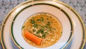 Rosół z perliczki na specjalne okazje. Podaj w święta i zaskocz gości