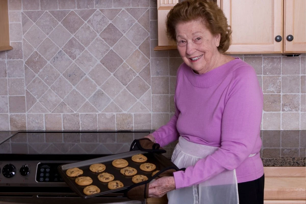 Babcia piecze ciasteczka