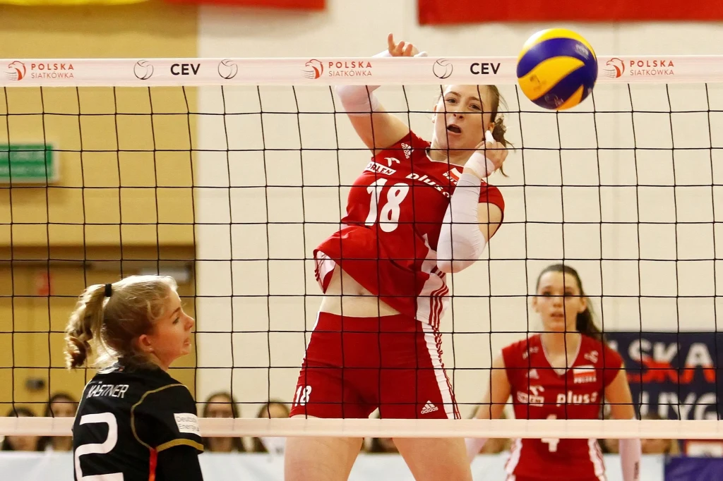 Atakuje Aleksandra Gryka Atakuje Aleksandra Gryka