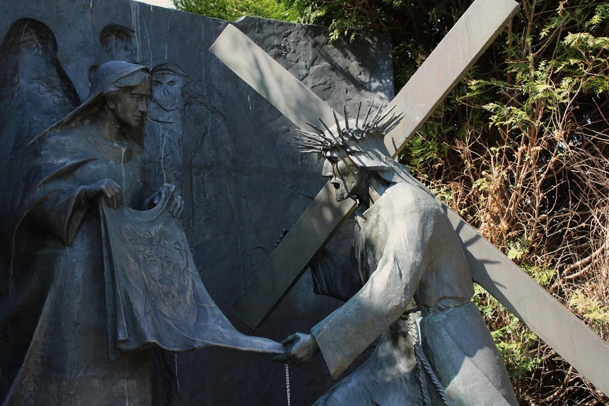 Golgota Beskidów. Monumentalne rzeźby drogi krzyżowej
