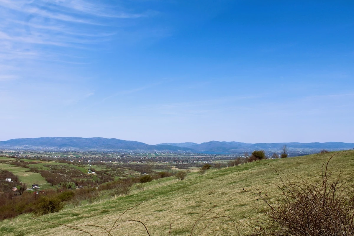Ze szczytu Matyski możemy zobaczyć m.in. beskidzkie szczyty, Żywiec i Jezioro Żywieckie