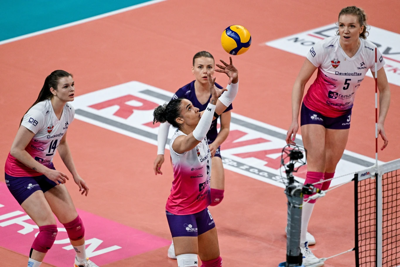 Piłkę zagrywa Sabrina Machado, atakująca DevelopResu Rzeszów