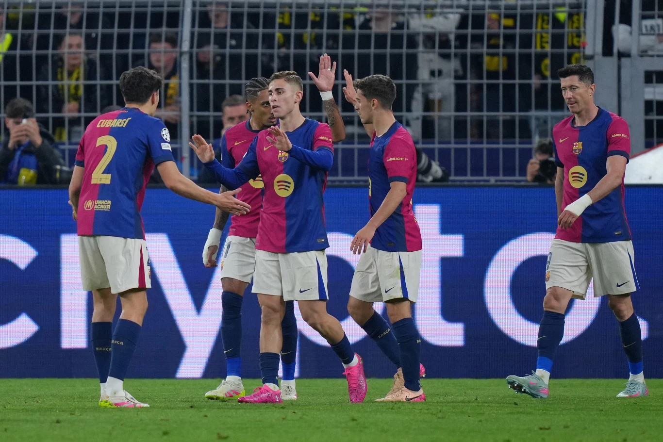 Piłkarze Barcelony świętujący trafienie na 1:2 Piłkarze Barcelony świętujący trafienie na 1:2