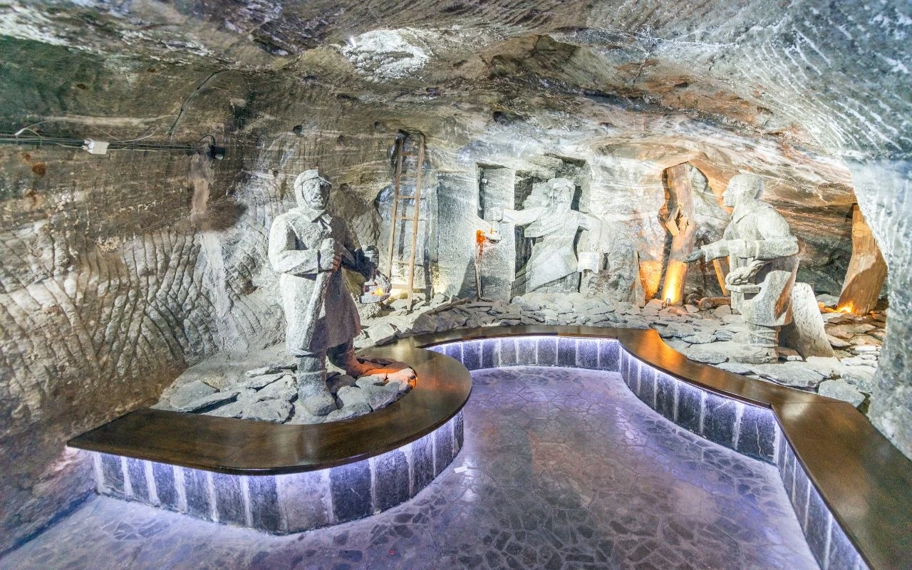 W kopalni możemy poznać, a nawet doświadczyć 700 letniej historii Komnata w Kopalni Soli "Wieliczka"