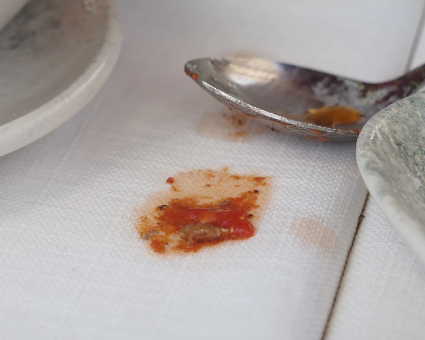 Plama z sosu na wielkanocnym obrusie to zmora wielu Polaków. Prosty trik pozwala jednak szybko ją usunąć Plama z sosu na wielkanocnym obrusie to zmora wielu Polaków. Prosty trik pozwala jednak szybko ją usunąć