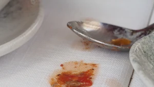 Tak usuniesz najtrudniejsze plamy z obrusu. Na drugi dzień świąt znów będzie śnieżnobiały