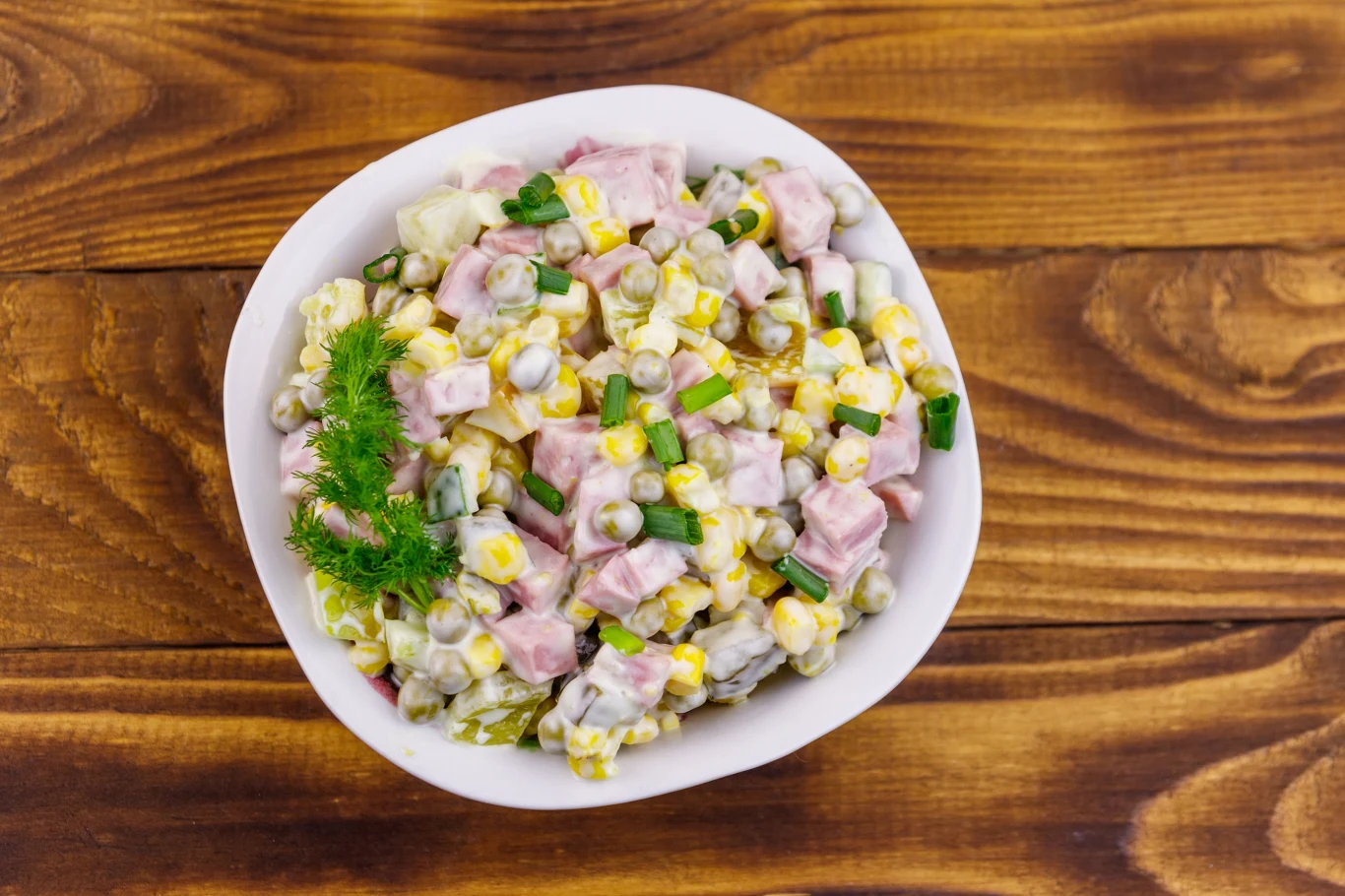 Sałatka z szynką i ananasem to świąteczny klasyk. Tym razem wzbogać go o dodatkowy składnik. Sałatka z szynką i ananasem to świąteczny klasyk. Tym razem wzbogać go o dodatkowy składnik.