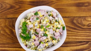 Do klasycznej sałatki dodaj na święta ten składnik. Goście zaniemówią z wrażenia