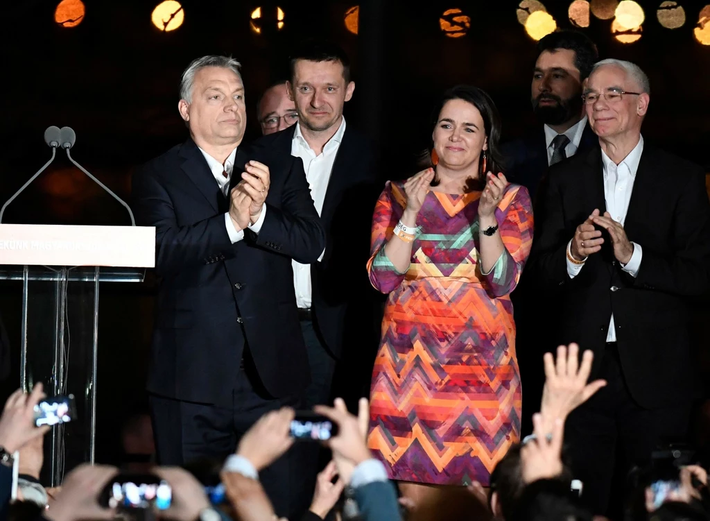 Viktor Orban świętuje wyborczy sukces w kwietniu 2018 roku. Po jego lewej stronie stoi Antal Rogan. Amerykanie podjęli decyzję o zniesieniu nałożonych na Rogana sankcji Viktor Orban świętuje wyborczy sukces w kwietniu 2018 roku. Po jego lewej stronie stoi Antal Rogan. Amerykanie podjęli decyzję o zniesieniu nałożonych na Rogana sankcji
