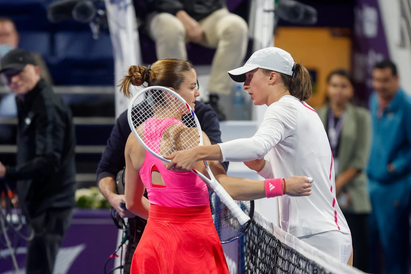 Maria Sakkari (L) i Iga Świątek (P)