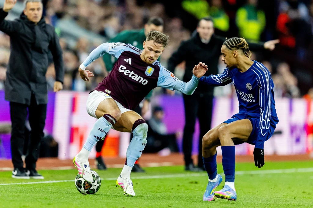 Matty Cash w meczu Ligi Mistrzów z PSG