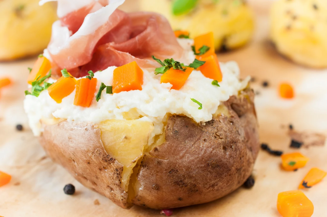 Pieczone ziemniaki z masą twarogowo - chrzanową, do tego szynka prosciutto i marchewka - to świetny pomysł na wykorzystanie pozostałego ze świąt chrzanu.