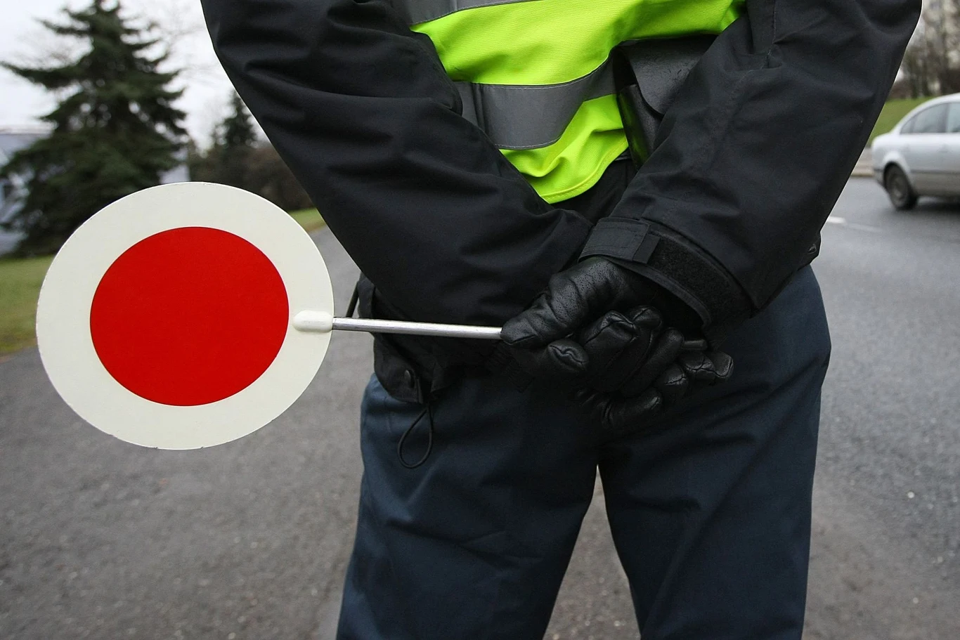 "Łapki na kierownicę” wracają na polskie drogi. Czego się spodziewać? We Włoszech można dostać mandat za jazdę na zimowych oponach latem.