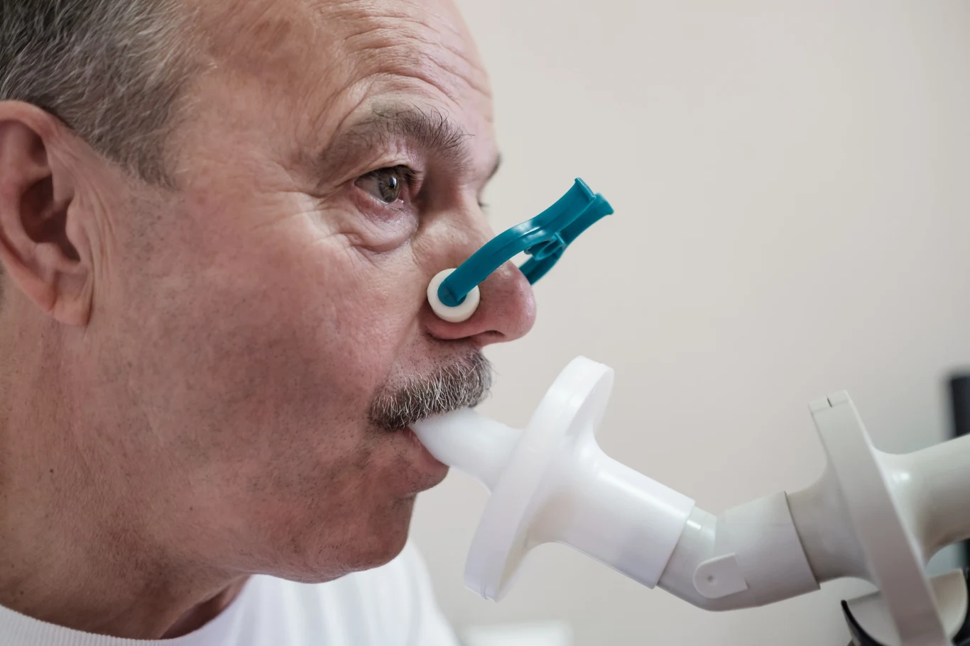 Przewlekły kaszel, świsty i zadyszka nie zawsze są skutkiem słabej kondycji. Spirometria pozwala sprawdzić, czy przepływ powietrza w drogach oddechowych jest prawidłowy Spirometria jest istotnym badaniem, które określa, w jakiej kondycji znajdują się płuca