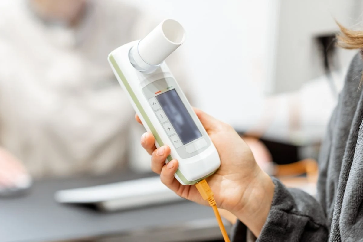 Dzięki spirometrii można określić, czy powietrze swobodnie przepływa przez drogi oddechowe, czy może coś je blokuje lub zwęża Dzięki spirometrii można określić, czy powietrze swobodnie przepływa przez drogi oddechowe, czy może coś je blokuje lub zwęża