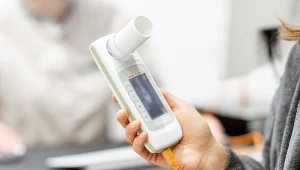Dzięki spirometrii można określić, czy powietrze swobodnie przepływa przez drogi oddechowe, czy może coś je blokuje lub zwęża