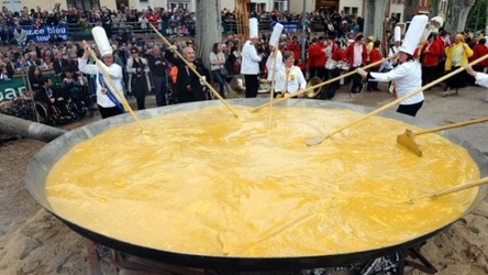 Francuzi z okazji świąt wielkanocnych przygotowują ogromny omlet z ponad 4500 jaj