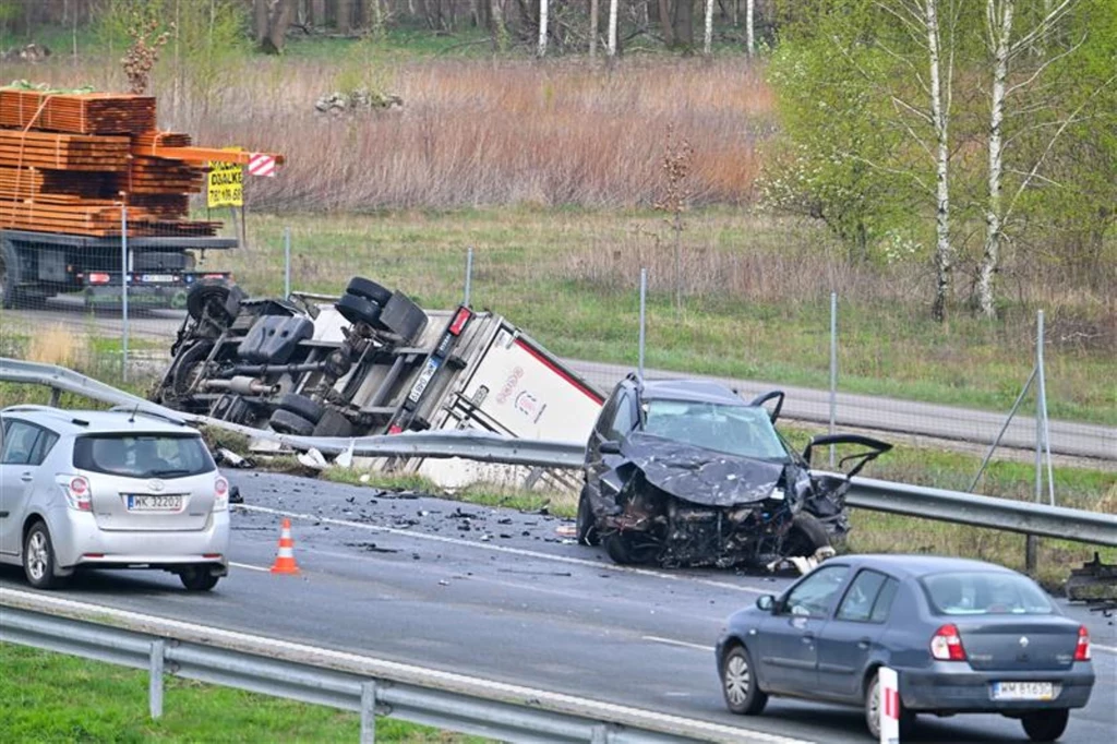 Wypadek na autostradzie A2. Samochód dostawczy wylądował za barierką energochłonną Wypadek na autostradzie A2. Samochód dostawczy wylądował za barierką energochłonną