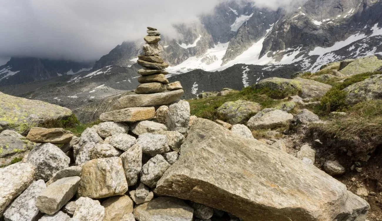 Kamienny kopczyk w Alpach