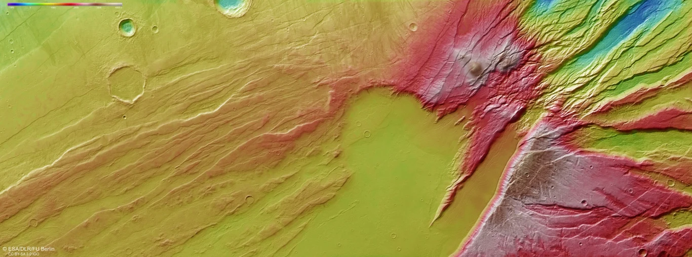 Mapa topograficzna obszaru Acheron Fossae. Kolory odwzorowują zmiany wysokości terenu. Kolorowa mapa topograficzna przedstawiająca zróżnicowane wysokości terenu za pomocą różnych odcieni kolorów. Wyraźnie widoczne są różnice w wysokości i ukształtowaniu terenu.
