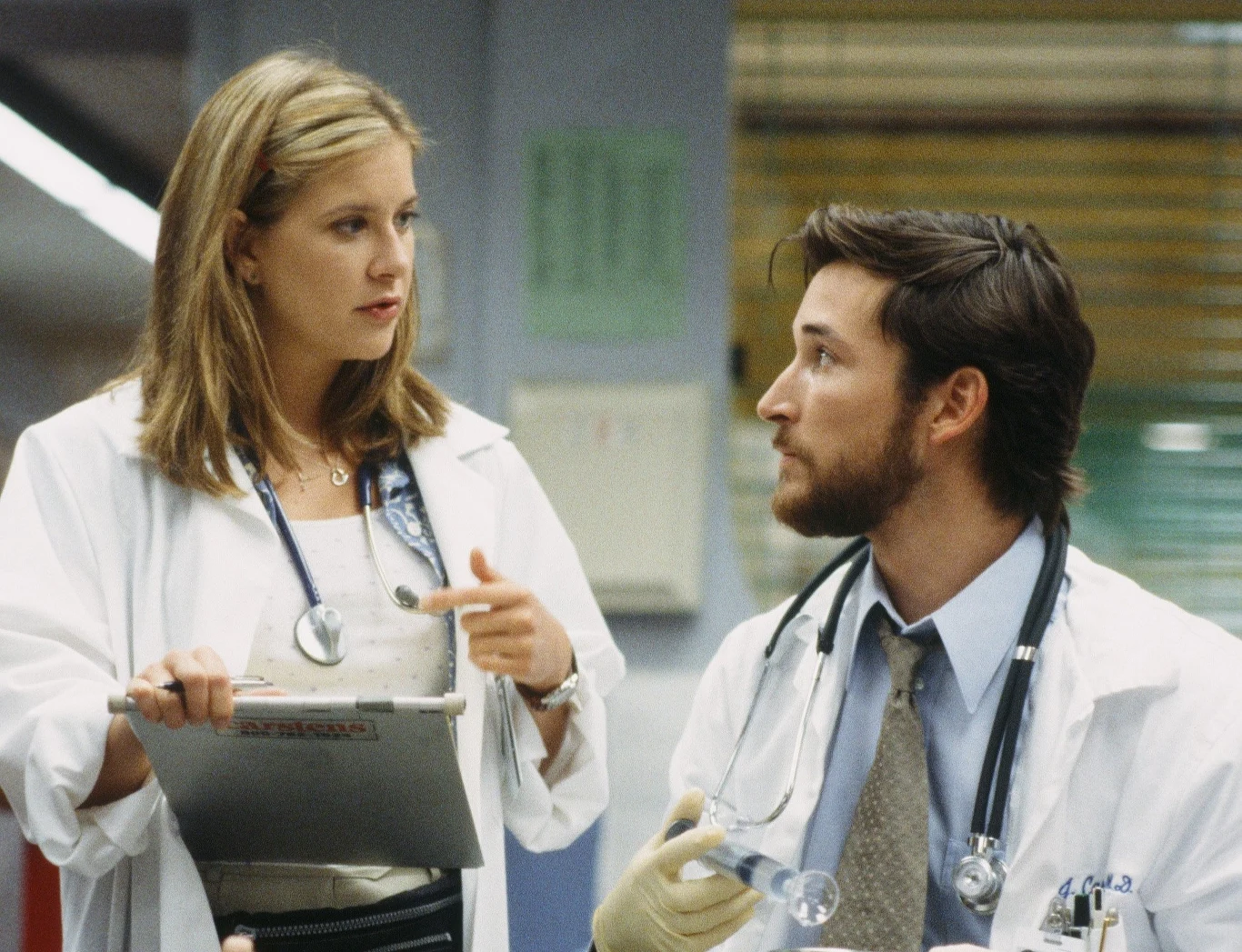 Kellie Martin i Noah WYle na planie "Ostrego dyżuru"