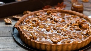 ​Błyskawiczna tarta, którą zrobisz z tym, co akurat masz w lodówce. Idealna do niedzielnej kawy