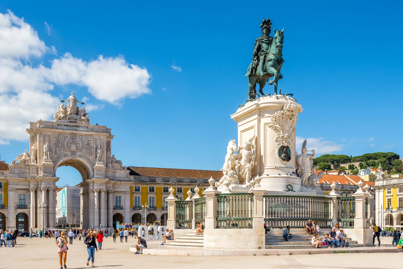 Praça do Comércio to największy plac w całej Portugalii Praça do Comércio, łuk triumfalny Arco da Rua Augusta, pomnik Józefa I