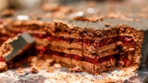 Warstwowe czekoladowo-wiśniowe ciasto 