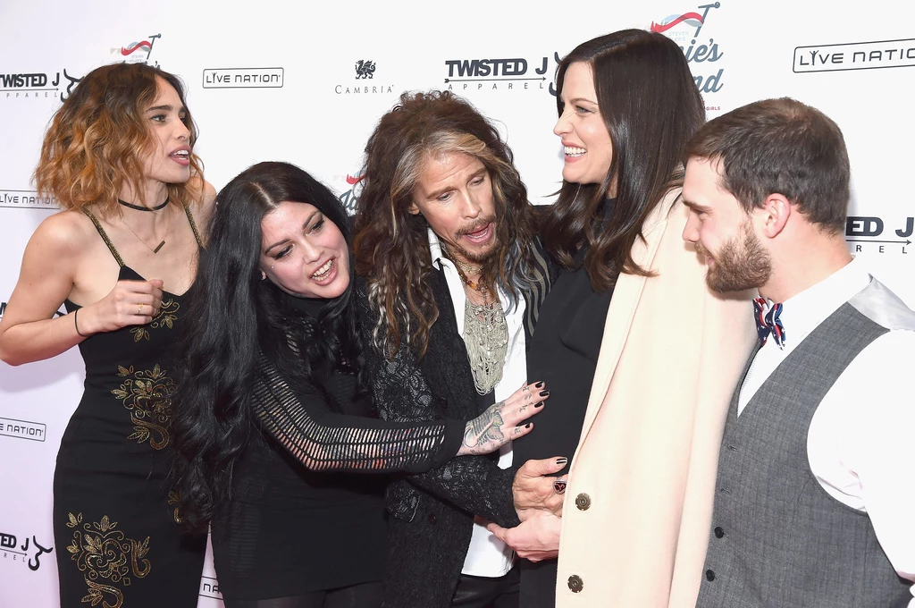 Steven Tyler (w środku) ze swoimi dziećmi - od lewej Chelsea Tyler, Mia Tyler, Liv Tyler i Taj Tallarico, Nowy Jork, 2 maja 2016 r. Steven Tyler (w środku) ze swoimi dziećmi - od lewej Chelsea Tyler, Mia Tyler, Liv Tyler i Taj Tallarico, Nowy Jork, 2 maja 2016 r.