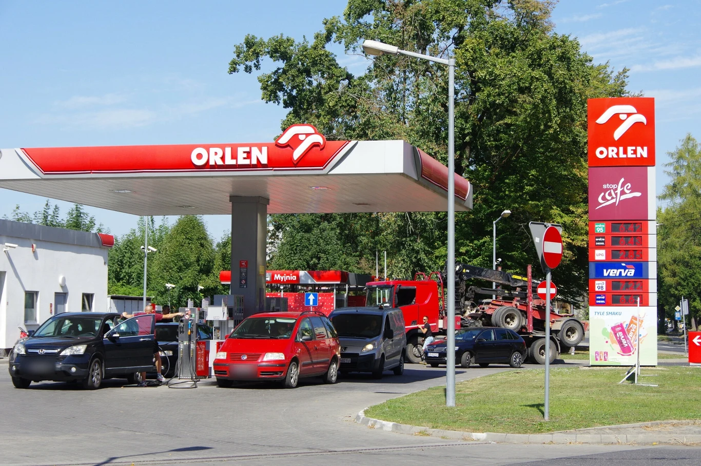 Paliwa w Polsce należą do najtańszych w Unii Europejskiej. Ale po odjęciu podatków sytuacja się zmienia Stacja benzynowa Orlen z dystrybutorami paliwa i kilkoma samochodami oczekującymi na tankowanie. Obok znajdują się tablice informacyjne z cenami paliw oraz cennik usług.