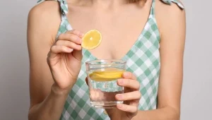Ciepła woda z cytryną lub imbirem pobudzi układ pokarmowy do pracy i zmniejszy takie objawy, jak: uczucie ciężkości, wzdęcia oraz gazy