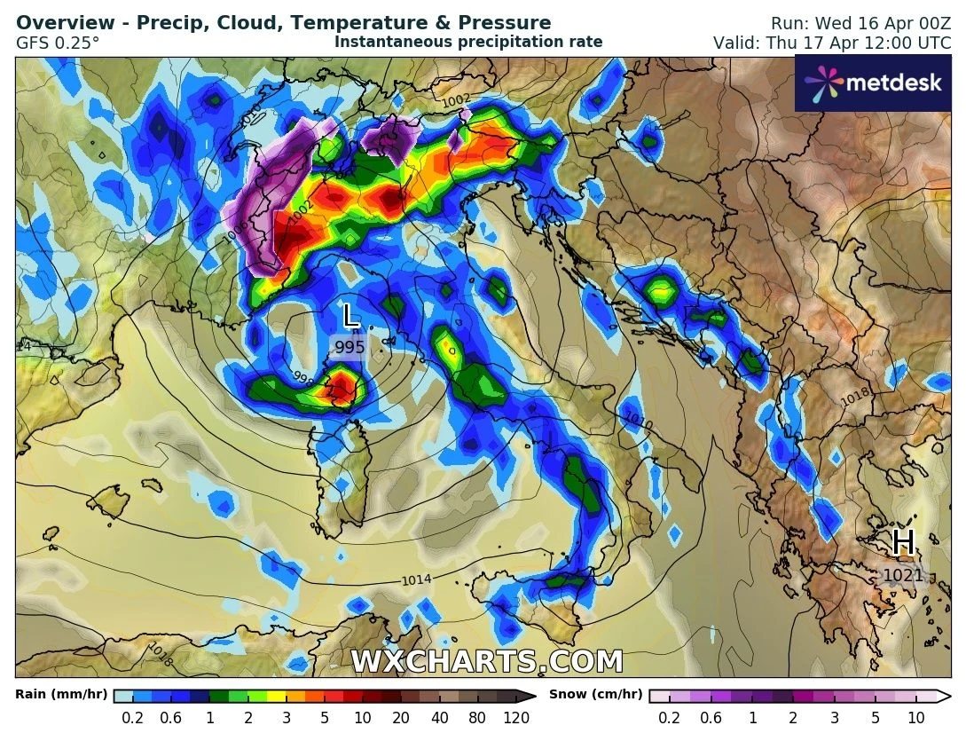 Mapa pogodowa Europy i Morza Śródziemnego z zaznaczonymi opadami deszczu, ciśnieniem atmosferycznym i temperaturą. Wyraźnie widać obszary o dużej intensywności opadów oraz wir niżowy nad Włochami.