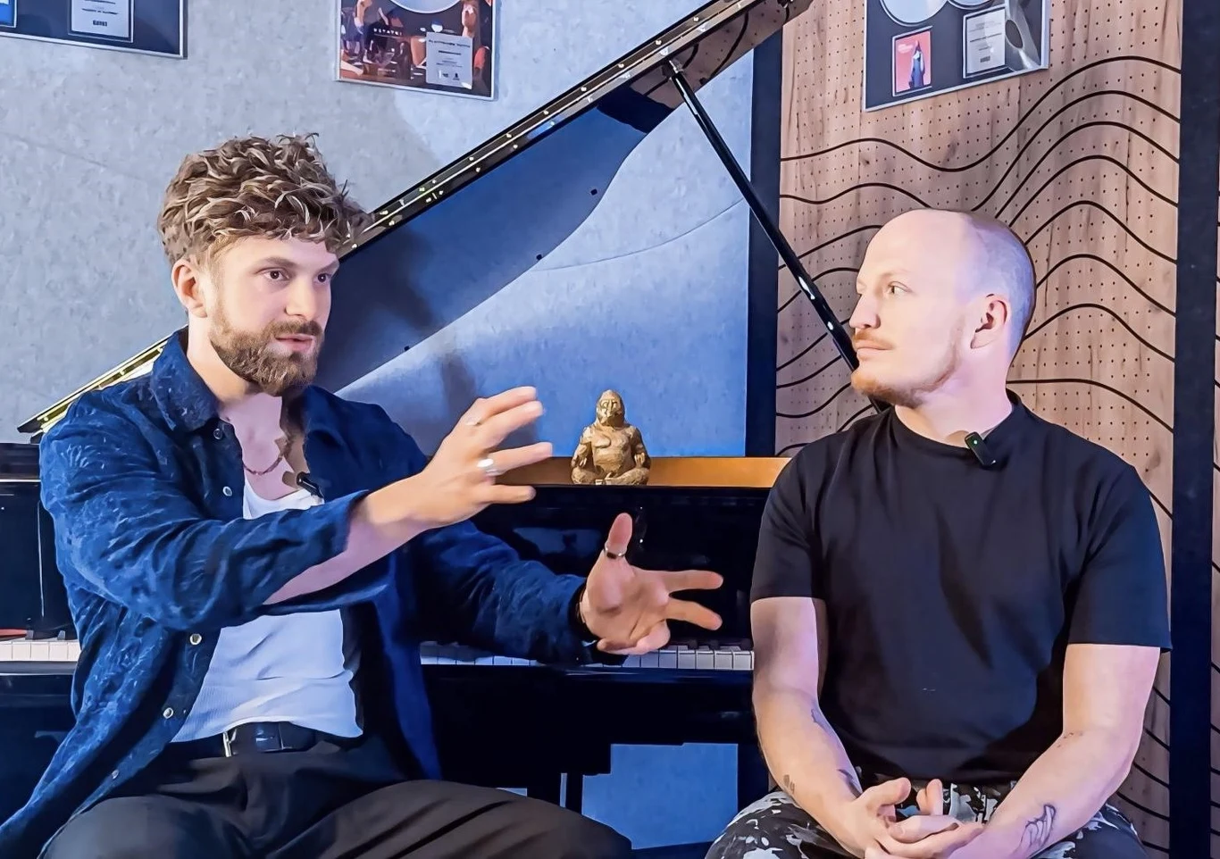 Emilio Piano i Wojtek Urbański stworzyli wspólny projekt Dwóch mężczyzn siedzących przed fortepianem, prowadzących rozmowę. Jeden gestykuluje rękami, a drugi słucha z uwagą. W tle widoczne są płyty oraz nagrody na ścianie.