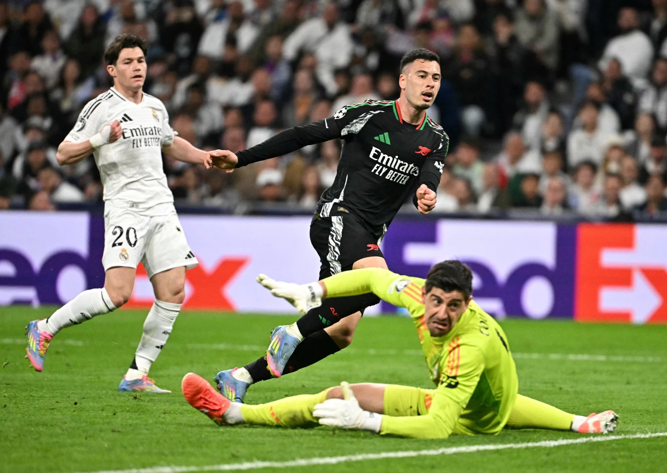 Thibaut Courtois już wie, że to koniec. Gabriel Martinelli ustala wynik spotkania na 1:2