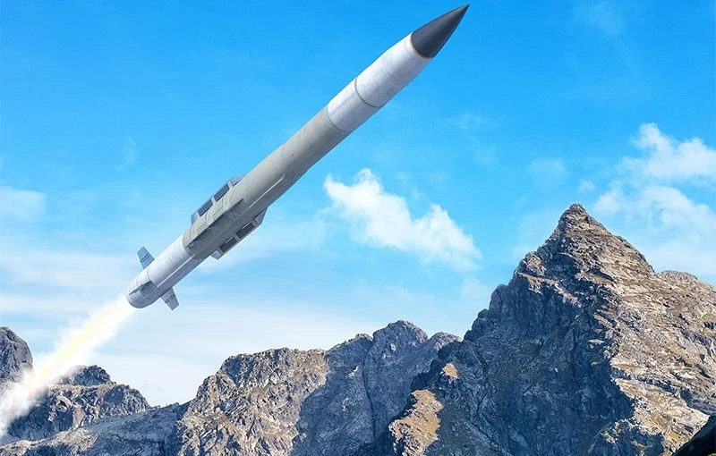 PAC-3 MSE to zaawansowany pocisk obrony powietrznej, zaprojektowany do przechwytywania i niszczenia szerokiego spektrum zagrożeń Startujący pocisk wśród skalistych gór i błękitnego nieba, co tworzy kontrast między technologią a naturą.