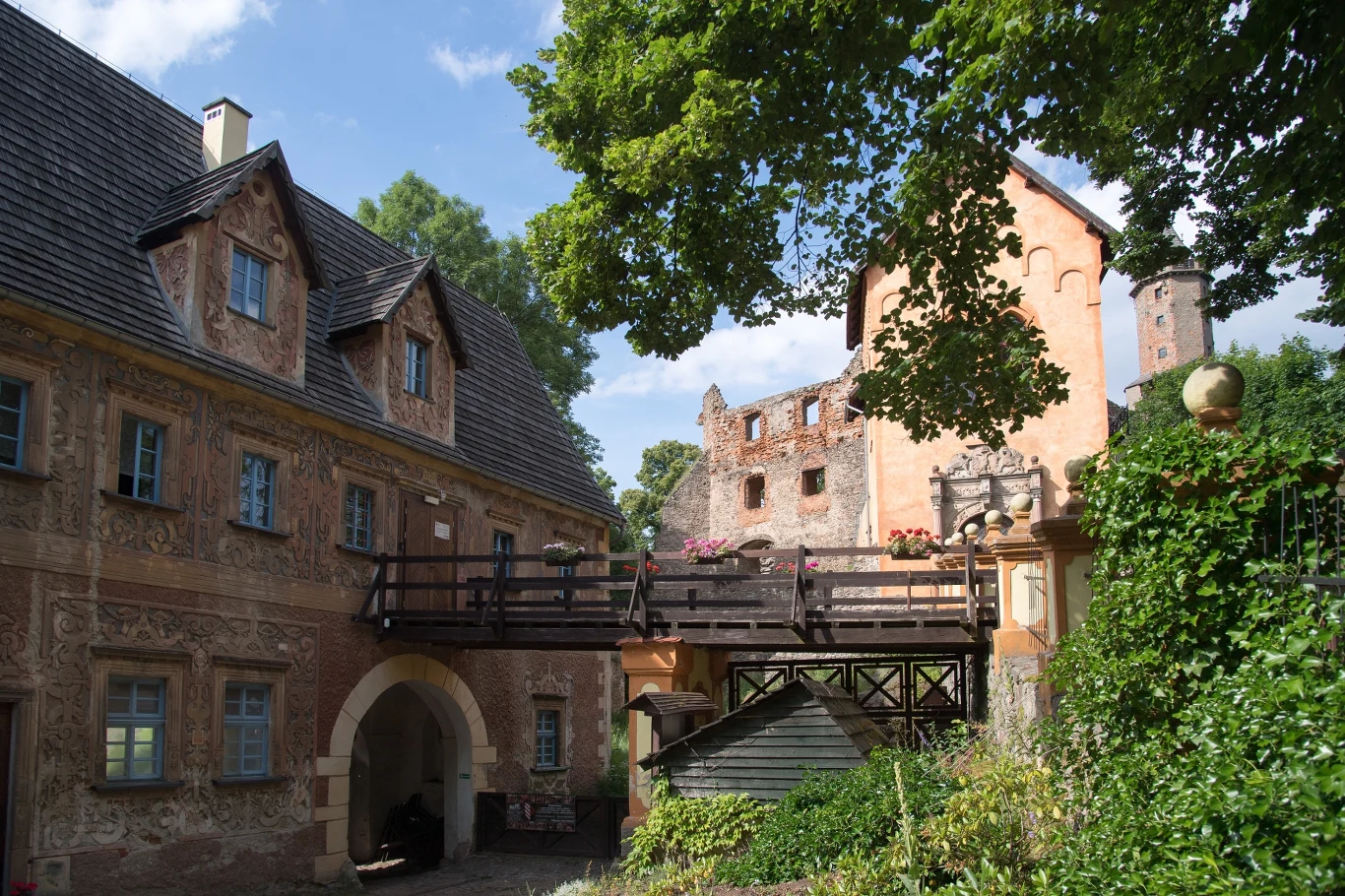 Zamek Grodno góruje nad okolicą i jest obowiązkowym punktem podczas wizyty w Zagórzu Śląskim. 